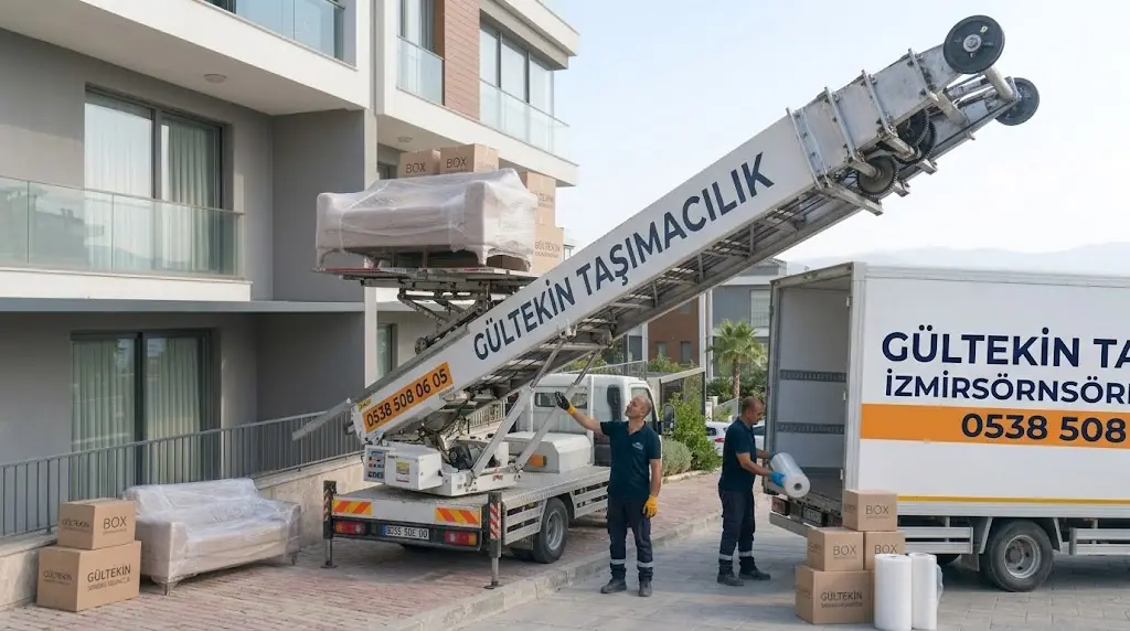 Asansörlü taşıma ekibi kurulum yaparken